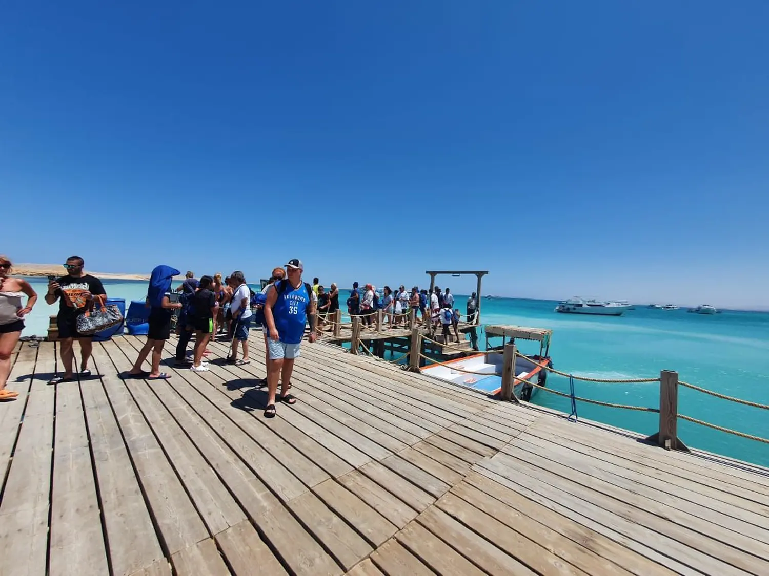 Menschen stehen auf dem Stranddeck