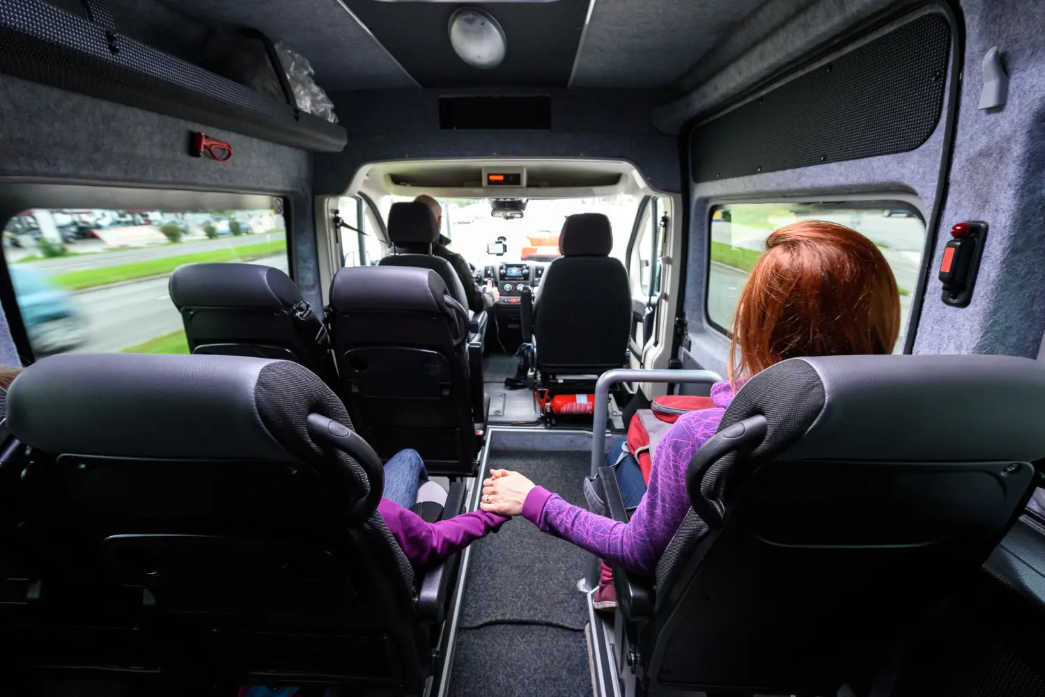 Händchen haltend im Transporter